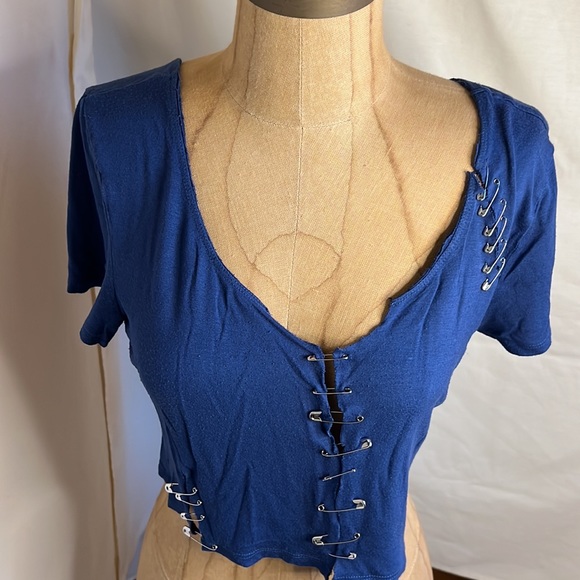 Aeropostale size XL blue safety pin crop top - Picture 3 of 8